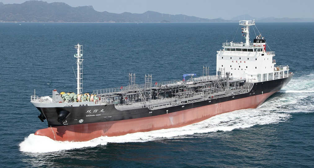 広大な海を走行する船