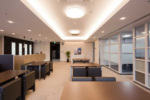 広々としたラウンジ空間